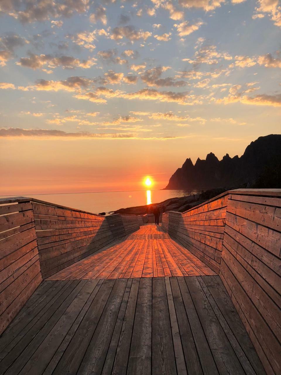 Хостел Tinebua Basecamp Senja Berg  Экстерьер фото
